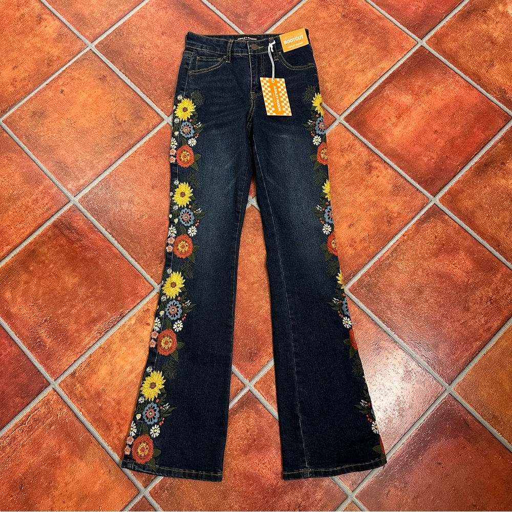 NWT Ashley Mason Floral Embroidered Women's Bootcut Jeans